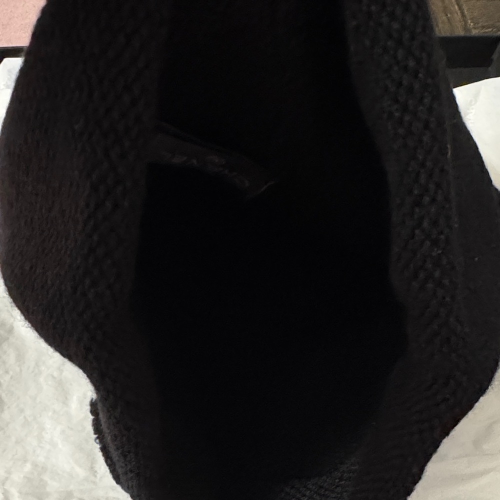 AUTHENTIC brand new CHANEL BLACK cashmere beanie with white CC - Picture 6 of 8